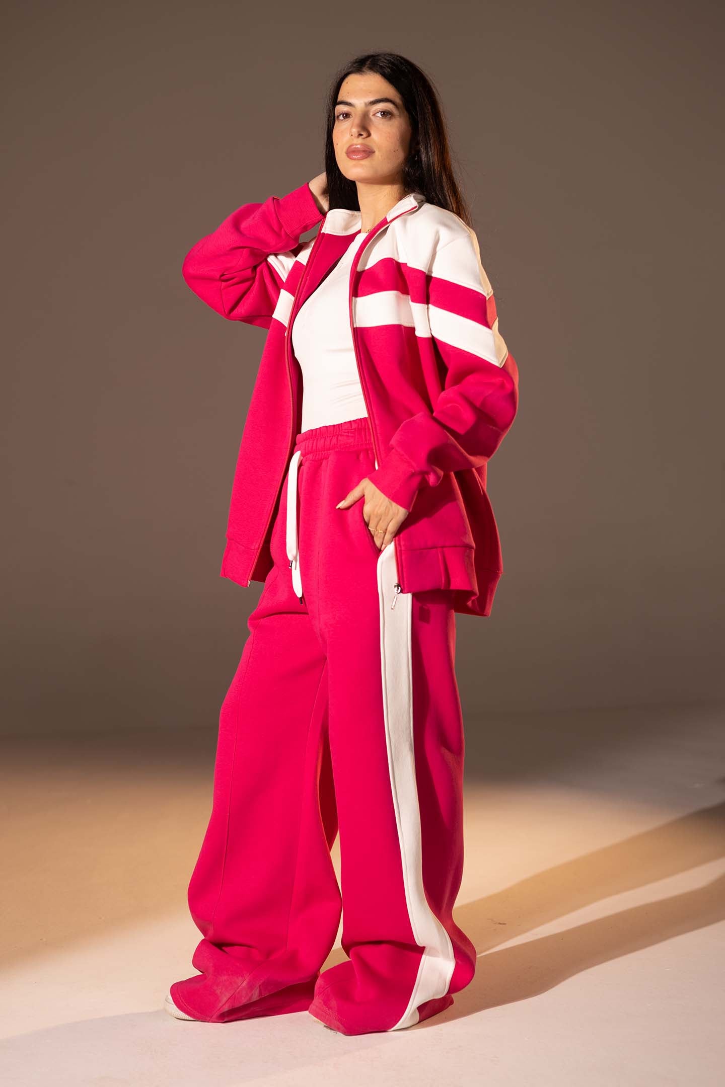 طقم مكوّن من قطعتين بلون الوردي الفوشيا مع تفاصيل باللون الأبيض