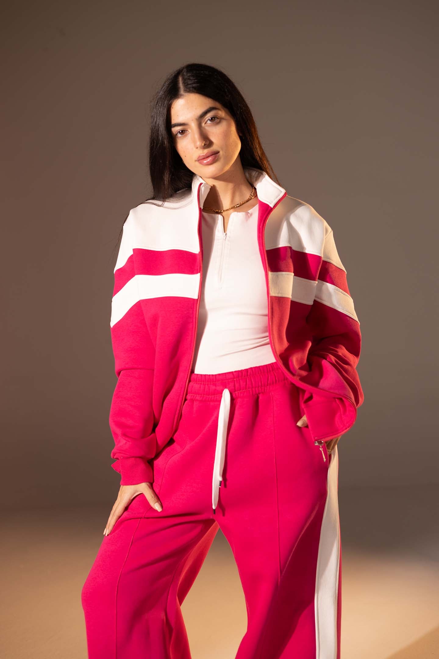 طقم مكوّن من قطعتين بلون الوردي الفوشيا مع تفاصيل باللون الأبيض