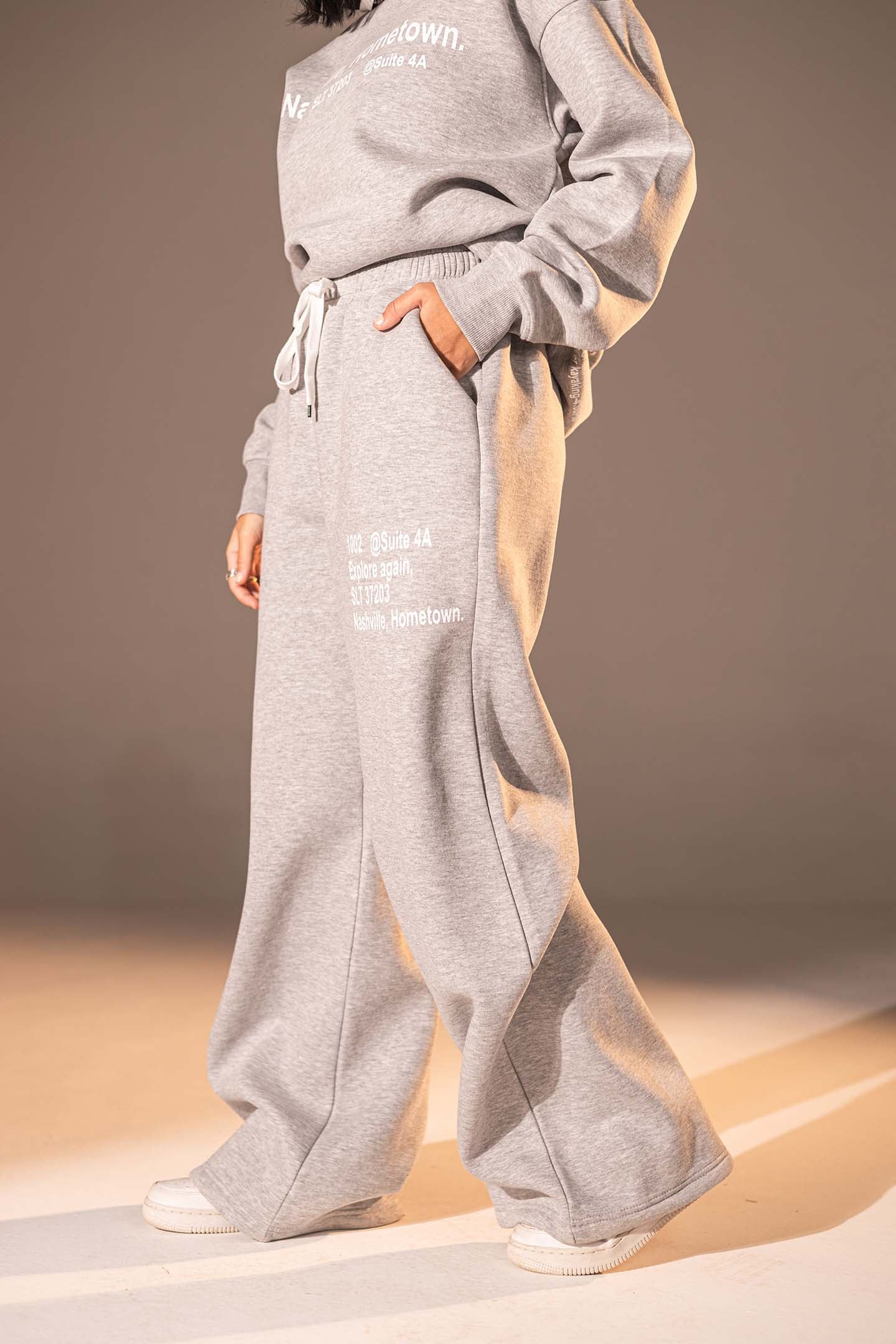 هودي بتصميم جرافيكي "Nashville Hometown" بلون الرمادي