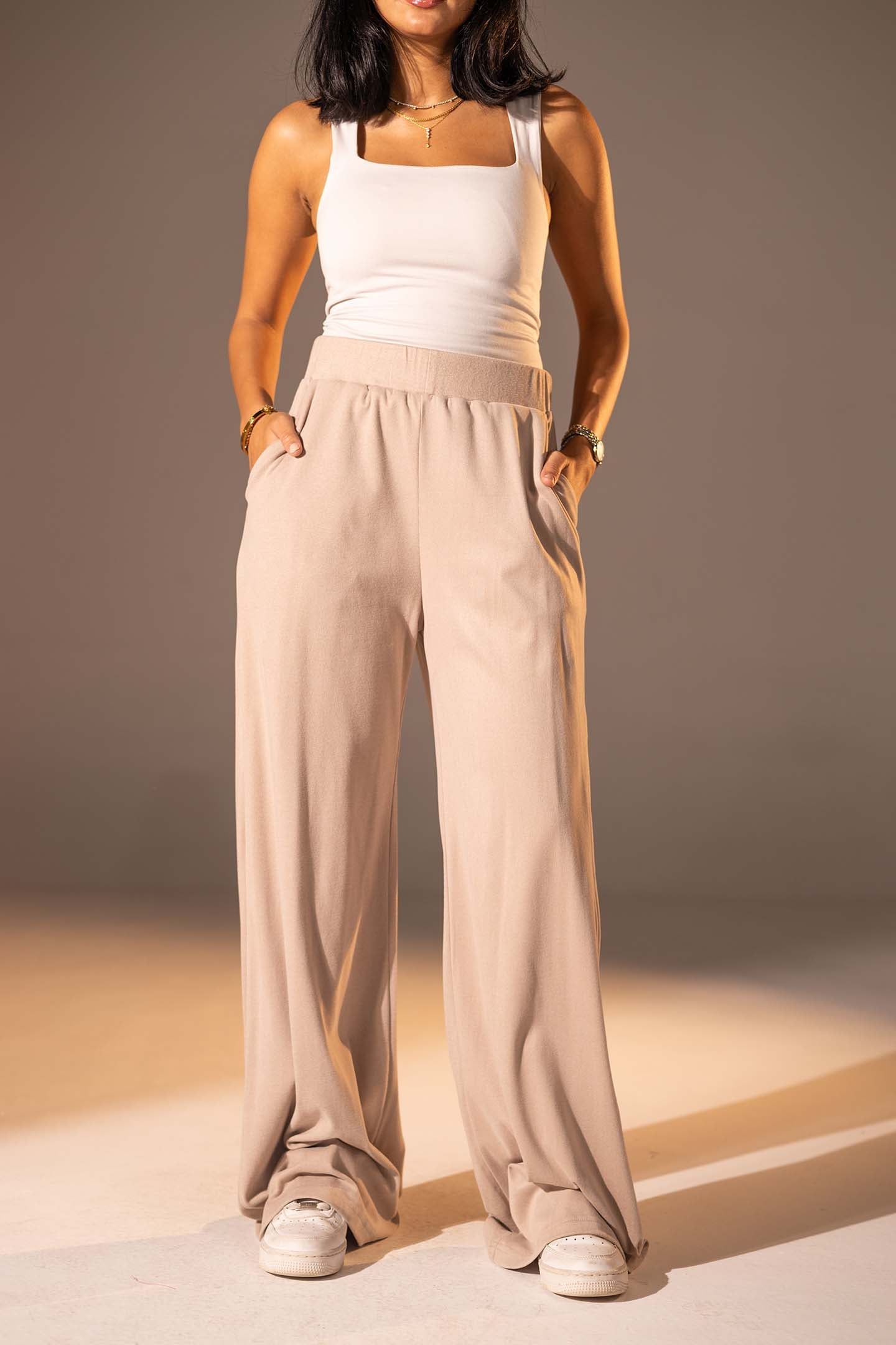 بنطال واسع الساق بخامة محببة بلون بيج