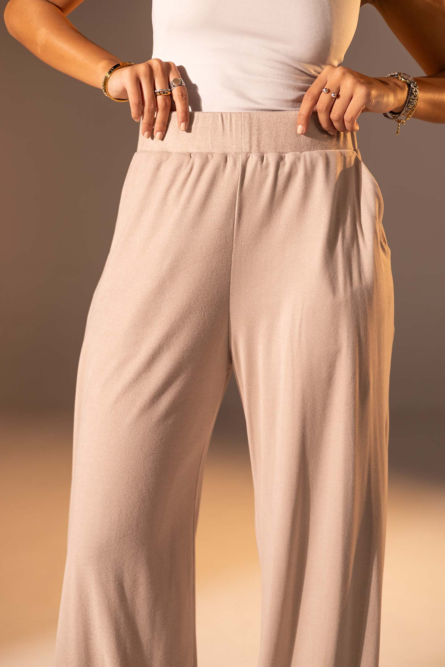 بنطال واسع الساق بخامة محببة بلون بيج