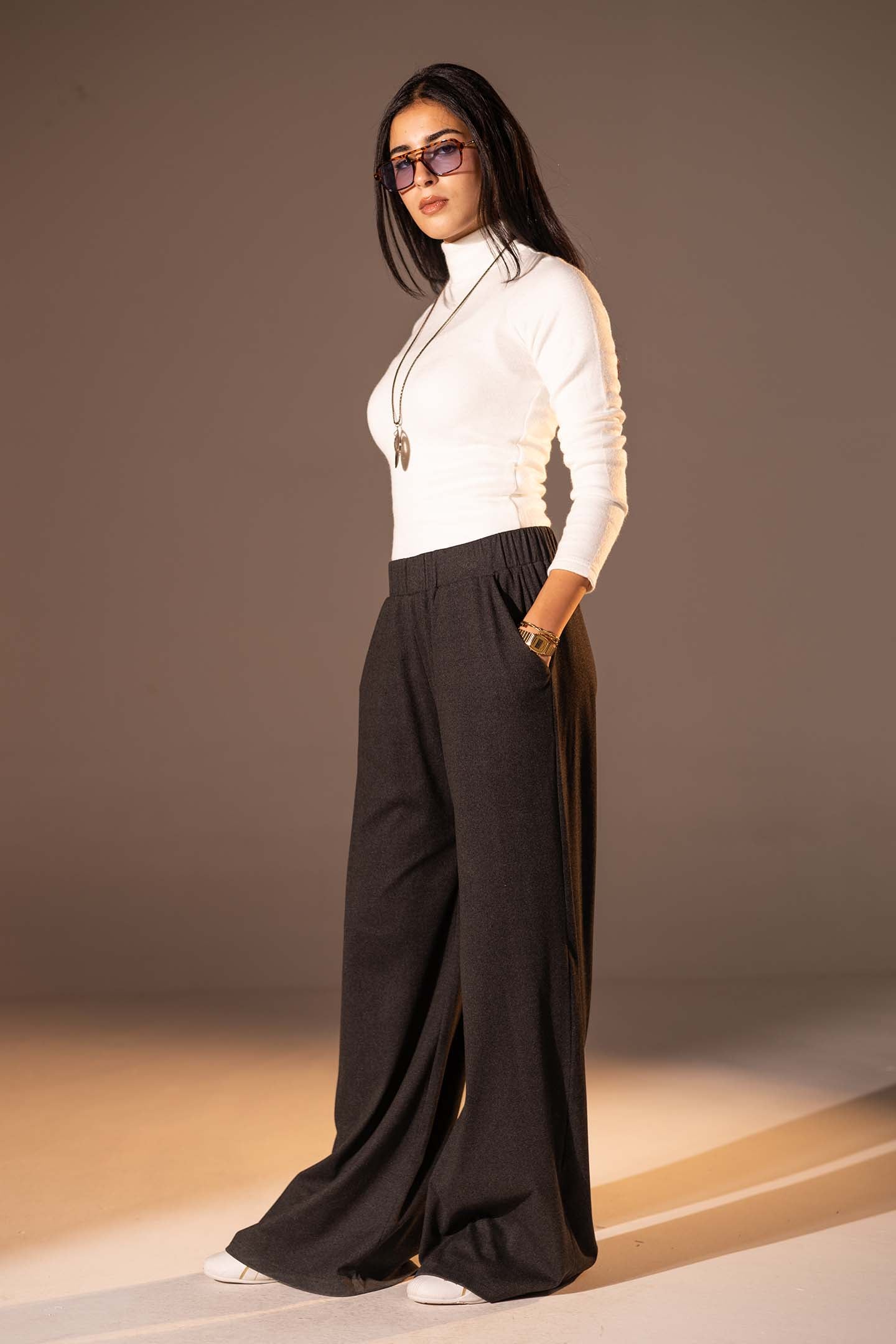 بنطال واسع الساق بخامة محببة بلون اسود