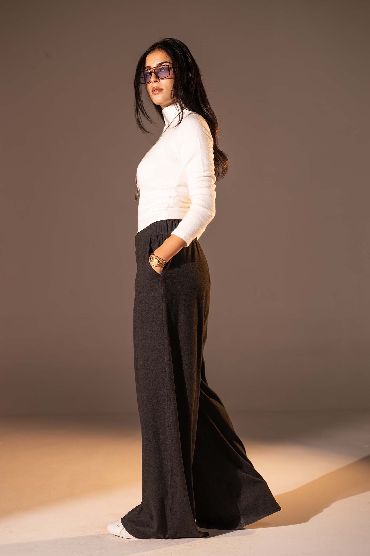 بنطال واسع الساق بخامة محببة بلون اسود