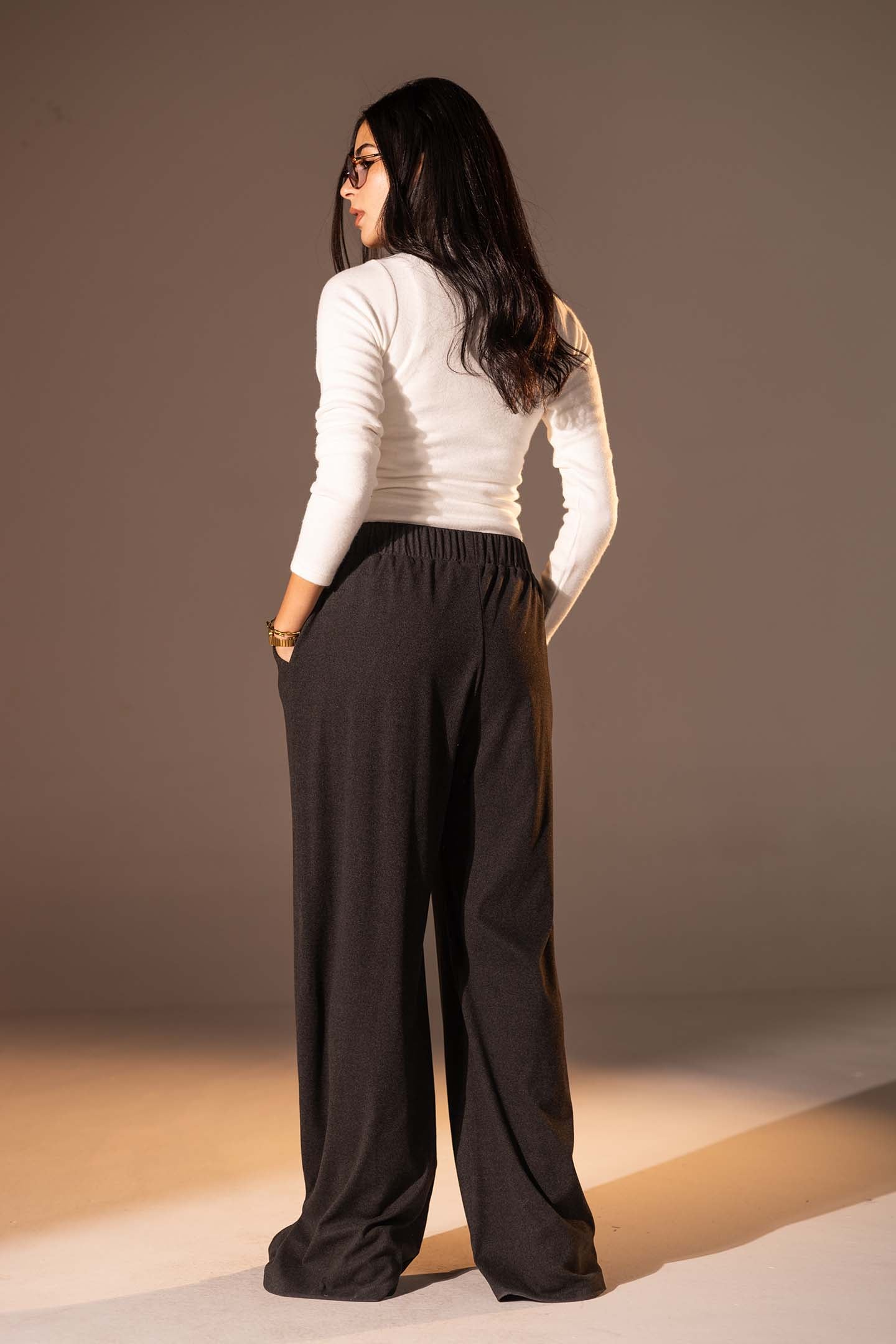 بنطال واسع الساق بخامة محببة بلون اسود