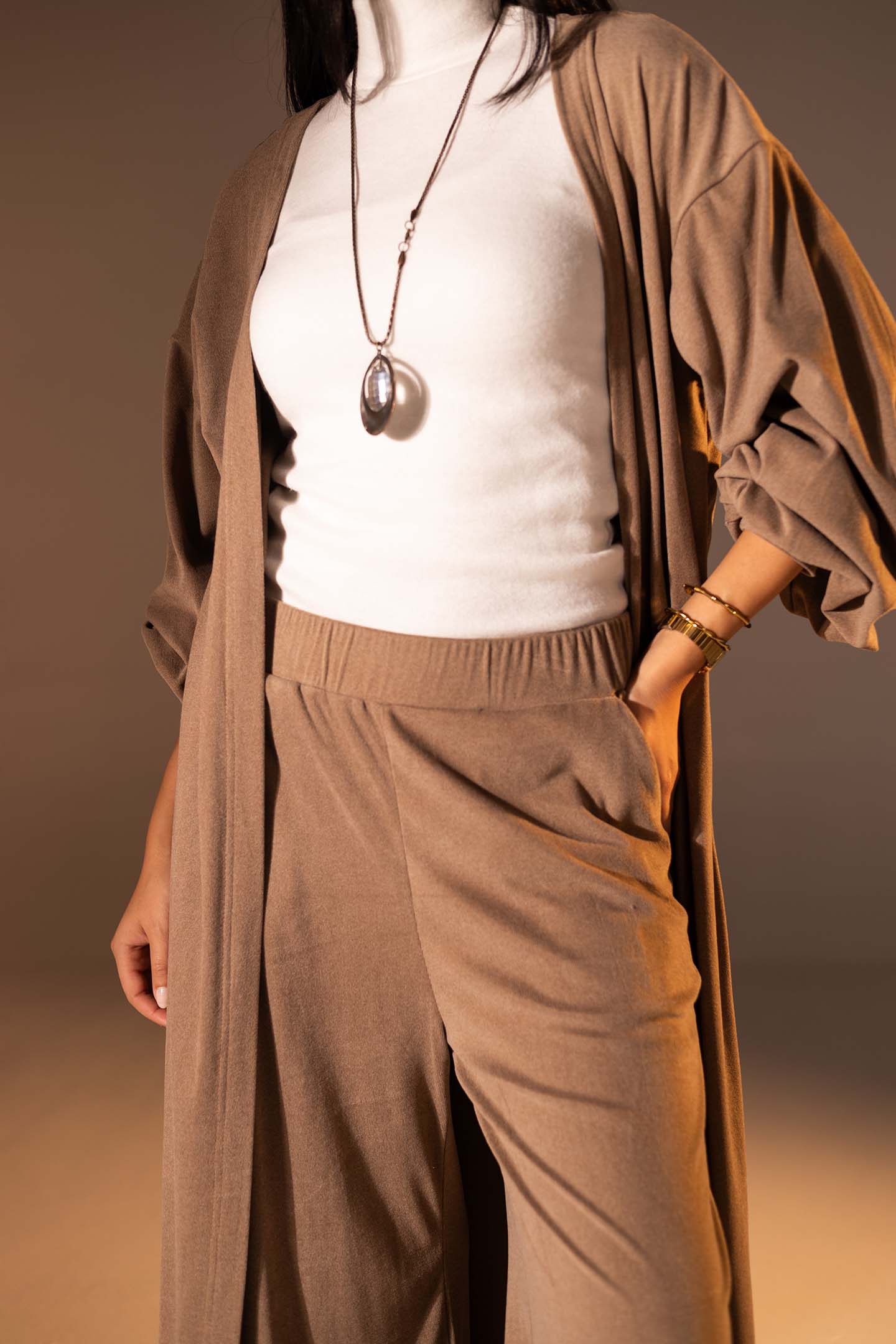 بنطال واسع الساق بخامة محببة بلون بني