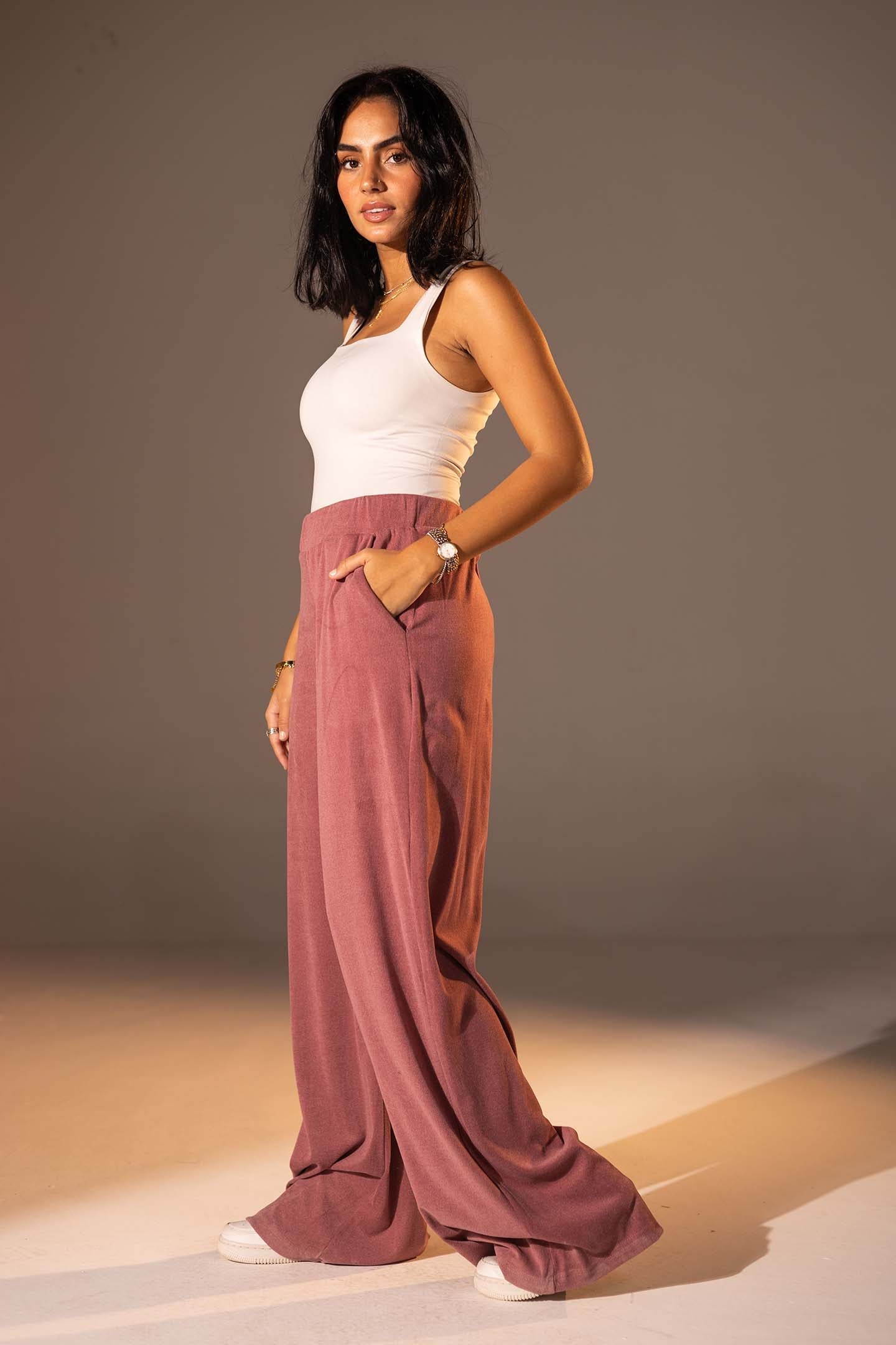 بنطال واسع الساق بخامة محببة بلون وردي ترابي