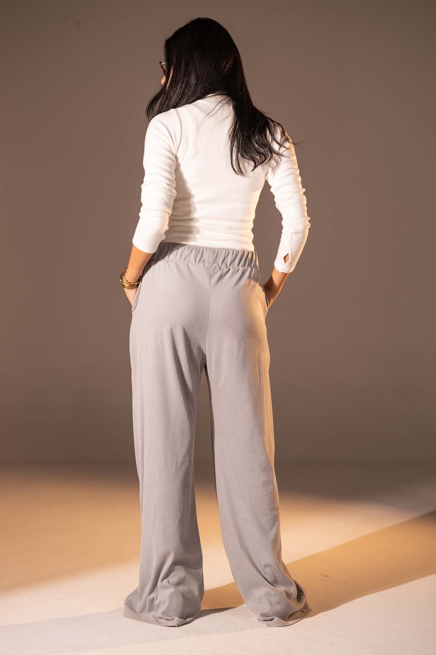 بنطال واسع الساق بخامة محببة بلون رمادي