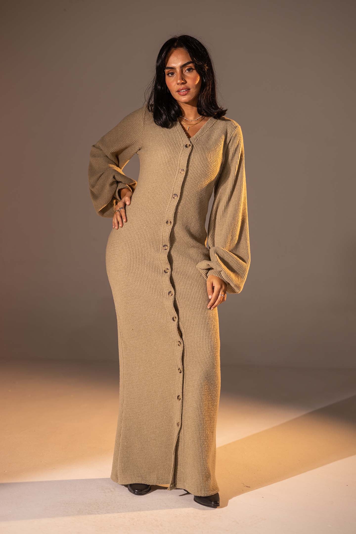 فستان ماكسي محبوك بأكمام منفوخة بلون القهوة