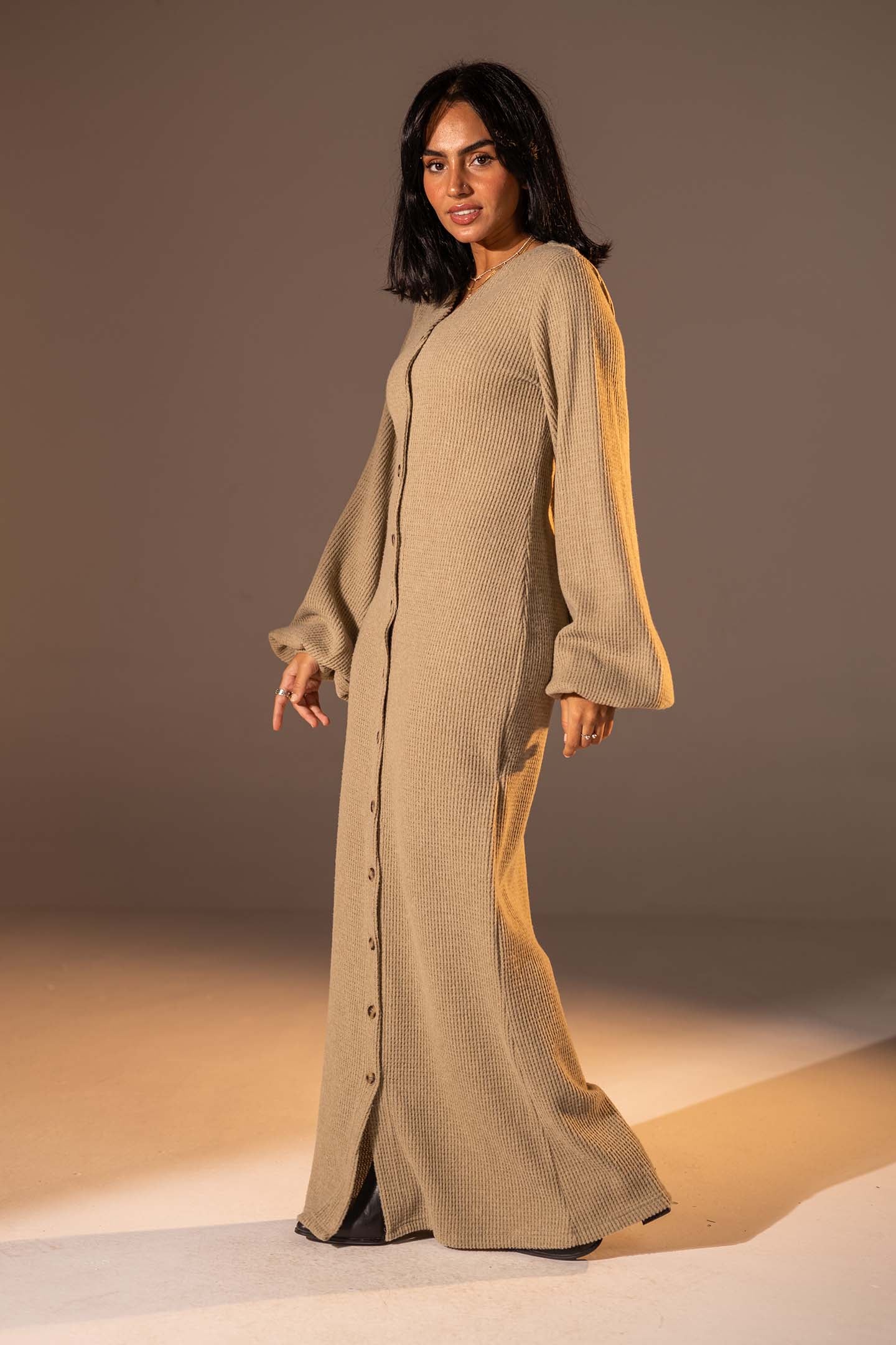 فستان ماكسي محبوك بأكمام منفوخة بلون القهوة