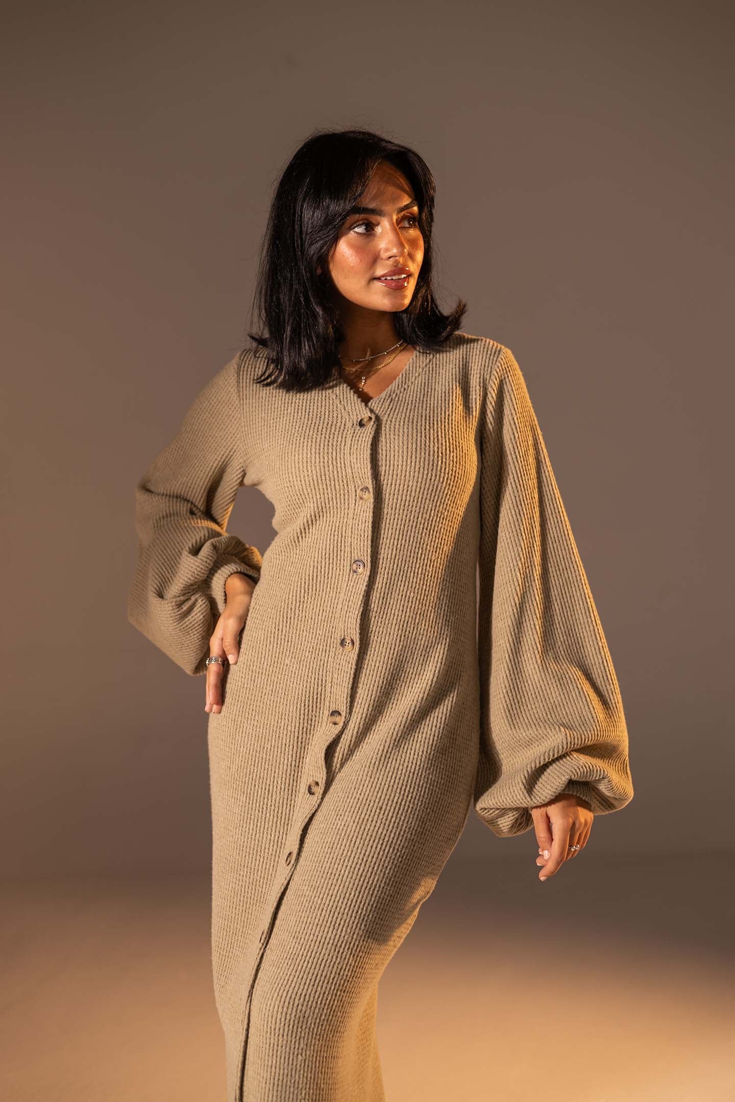 فستان ماكسي محبوك بأكمام منفوخة بلون القهوة