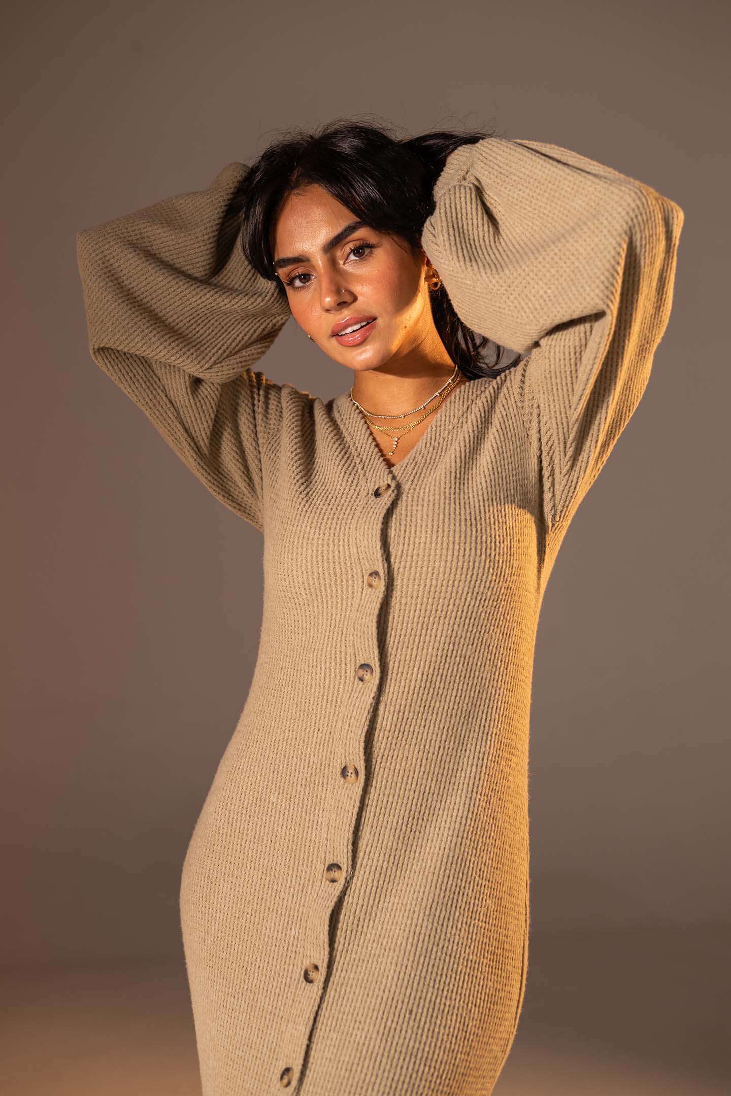 فستان ماكسي محبوك بأكمام منفوخة بلون القهوة