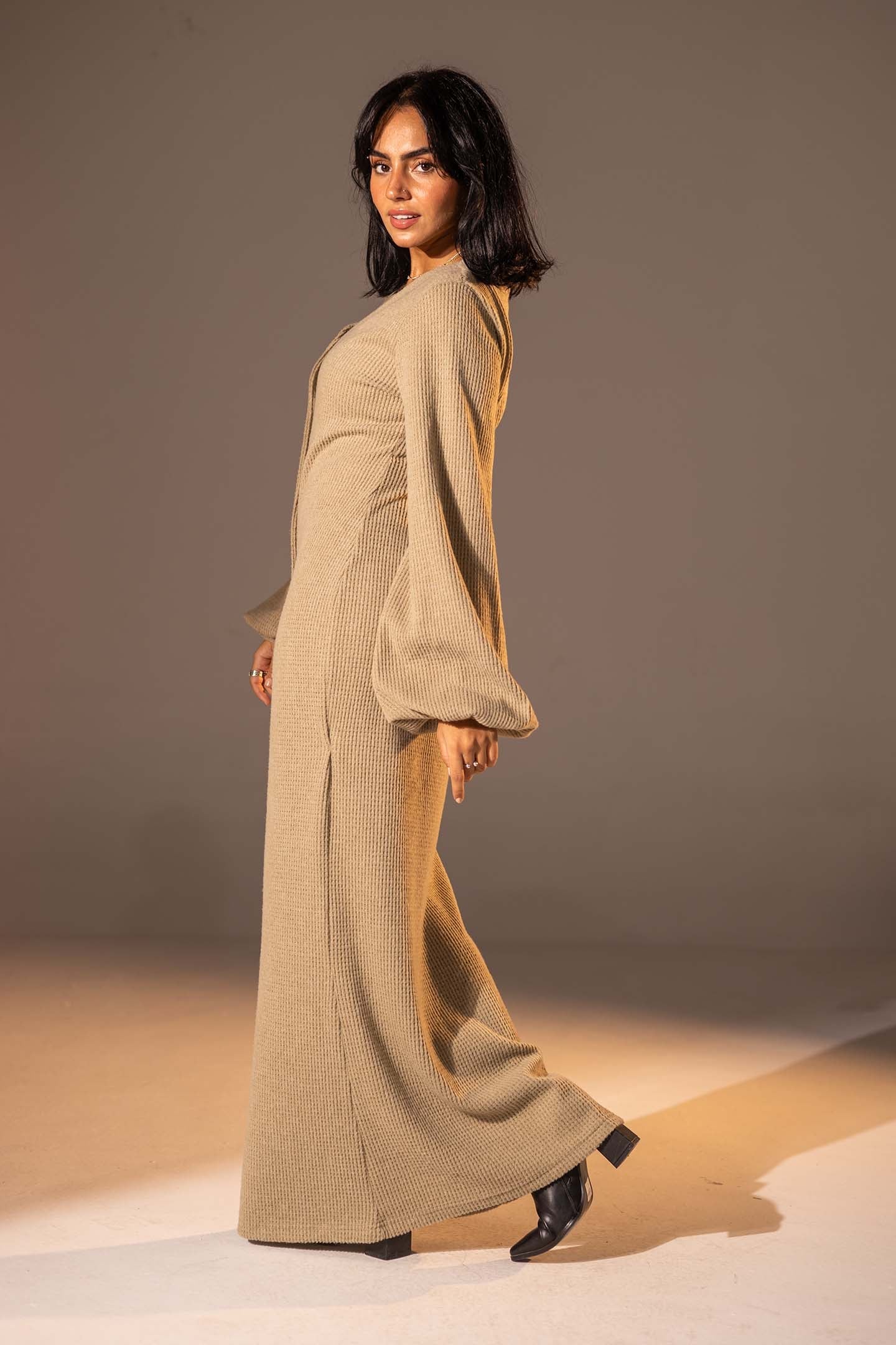 فستان ماكسي محبوك بأكمام منفوخة بلون القهوة