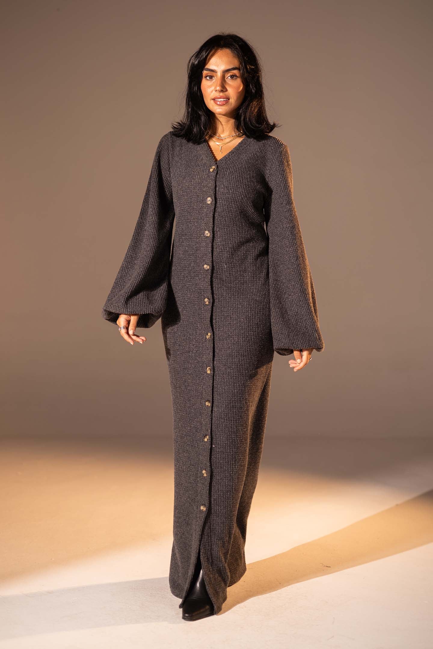 فستان ماكسي محبوك بأكمام منفوخة بلون الرمادي الغامق