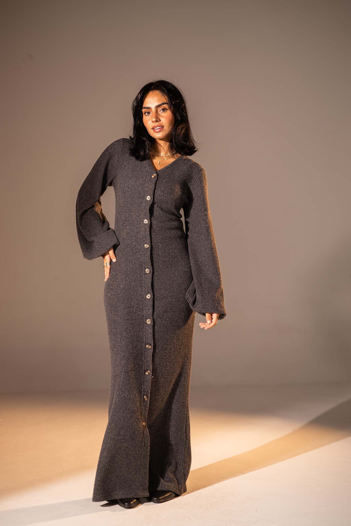 فستان ماكسي محبوك بأكمام منفوخة بلون الرمادي الغامق