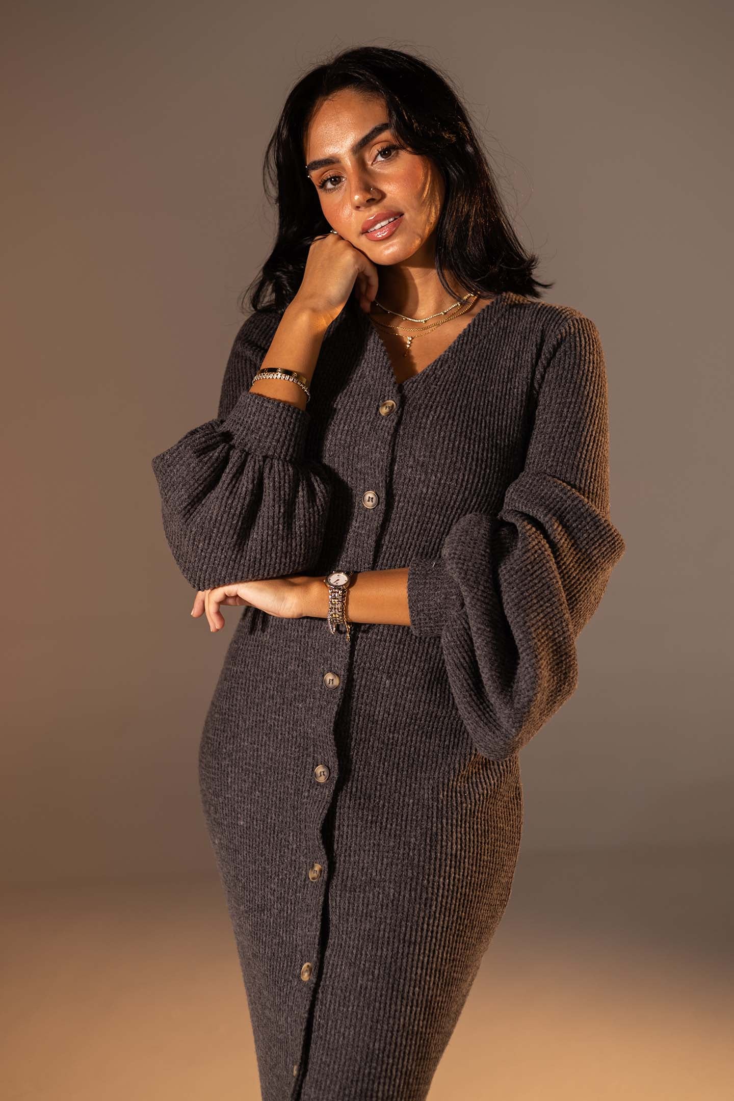 فستان ماكسي محبوك بأكمام منفوخة بلون الرمادي الغامق