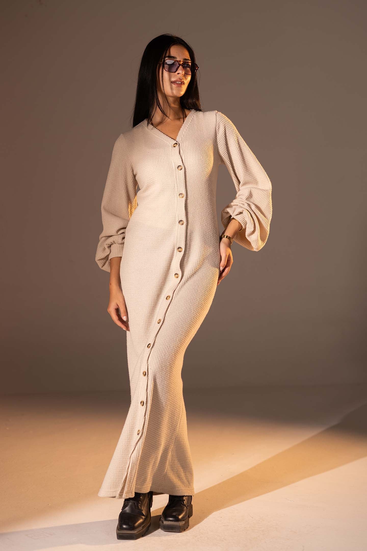 فستان ماكسي محبوك بأكمام منفوخة بلون الاوف وايت