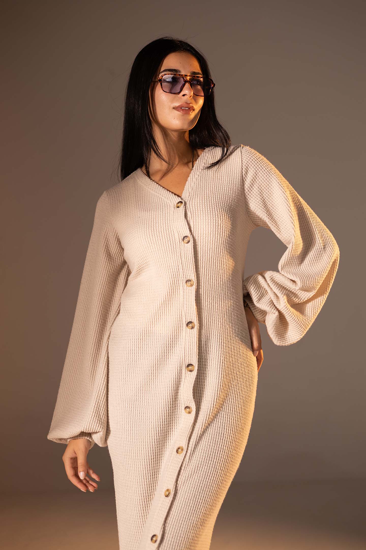 فستان ماكسي محبوك بأكمام منفوخة بلون الاوف وايت