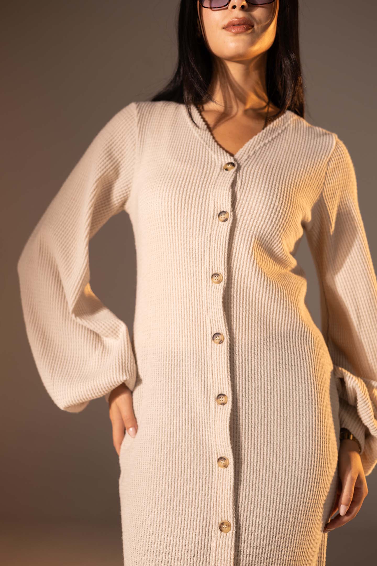 فستان ماكسي محبوك بأكمام منفوخة بلون الاوف وايت