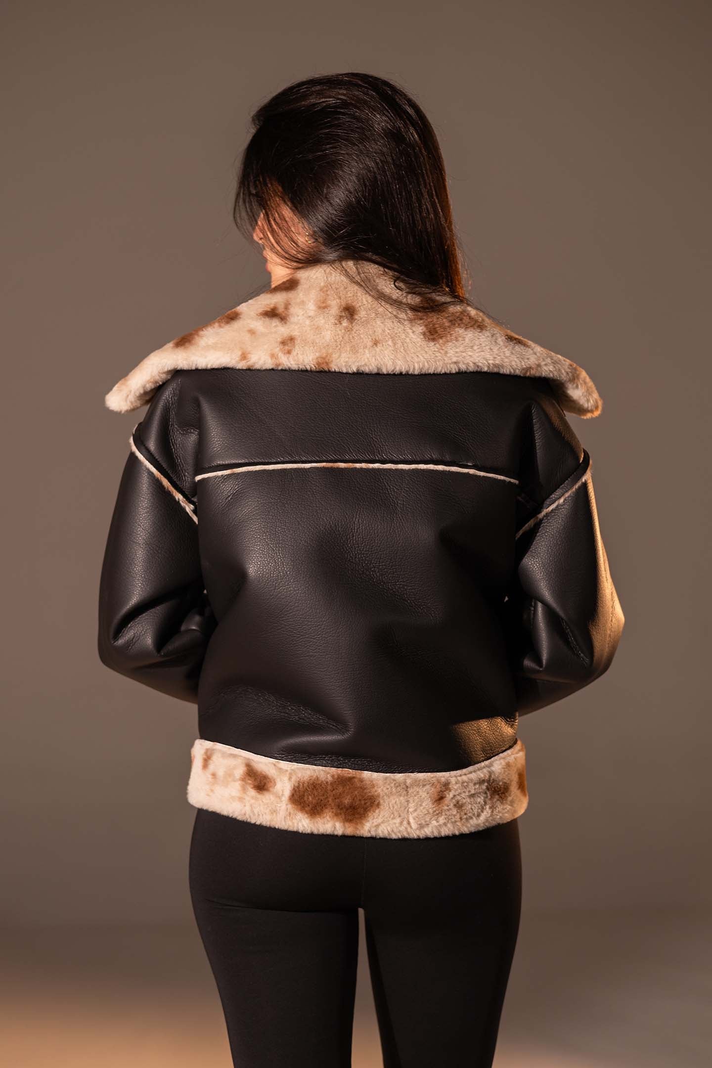 جاكيت قصير بخامة مزيّجة بلون أسود