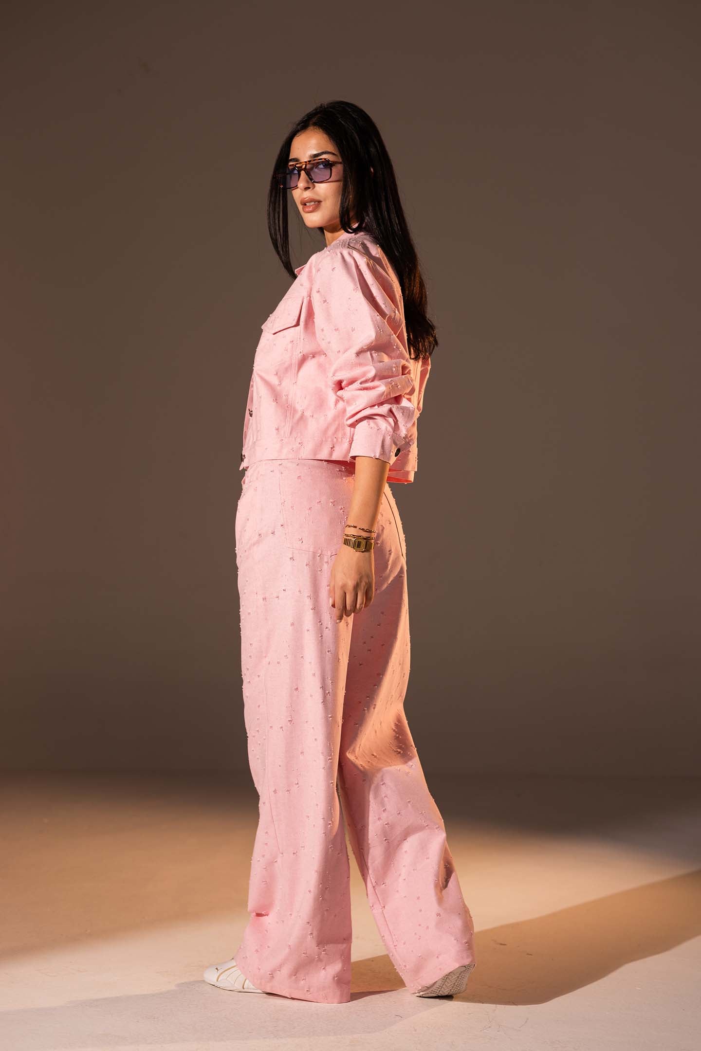 طقم دنيم مكوّن من قطعتين بلون الوردي الفاتح