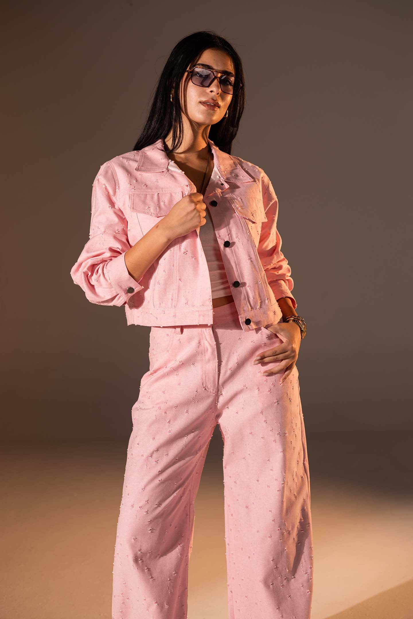 طقم دنيم مكوّن من قطعتين بلون الوردي الفاتح