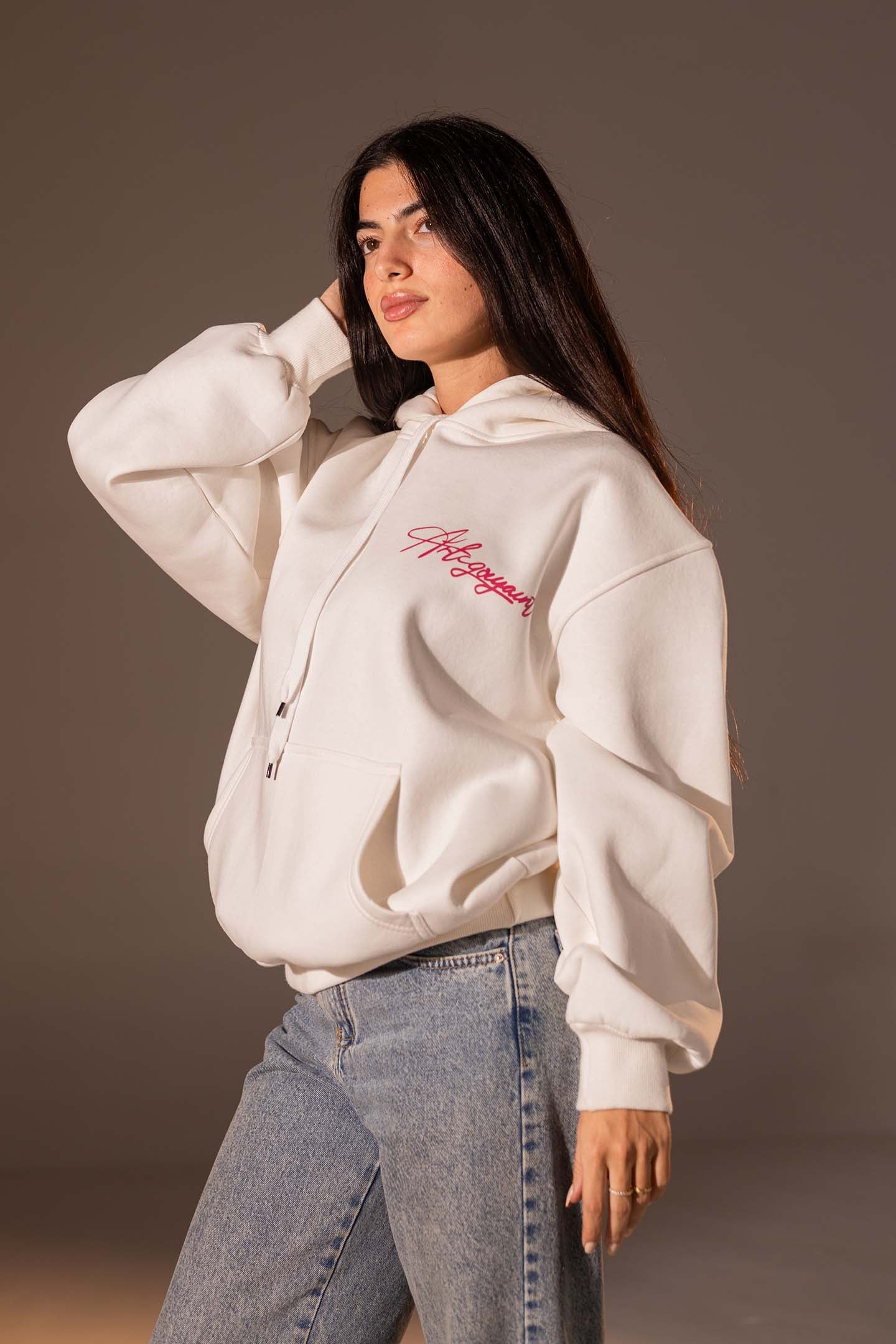 هودي واسع بطبعة تصميم بلون أوف وايت