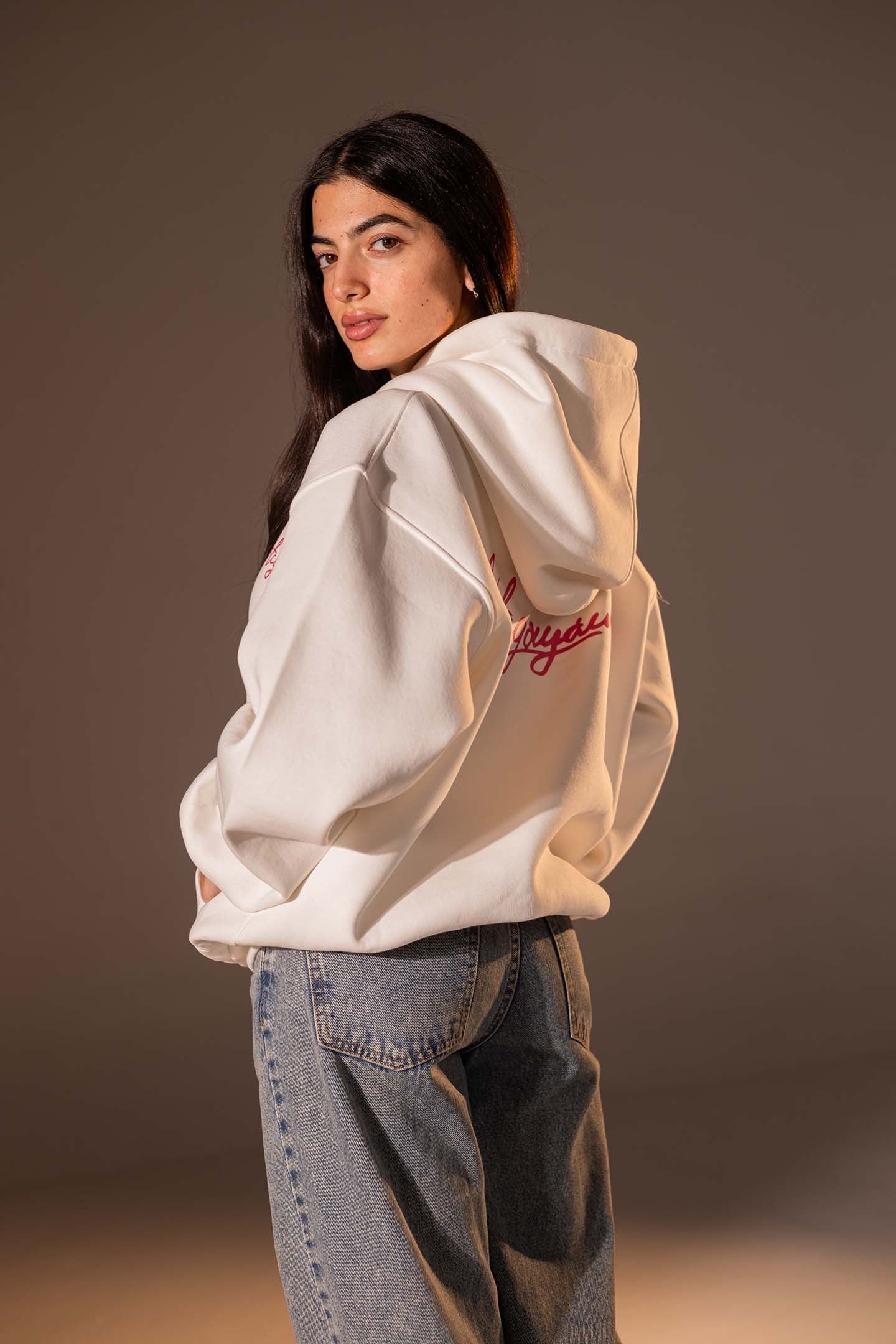 هودي واسع بطبعة تصميم بلون أوف وايت