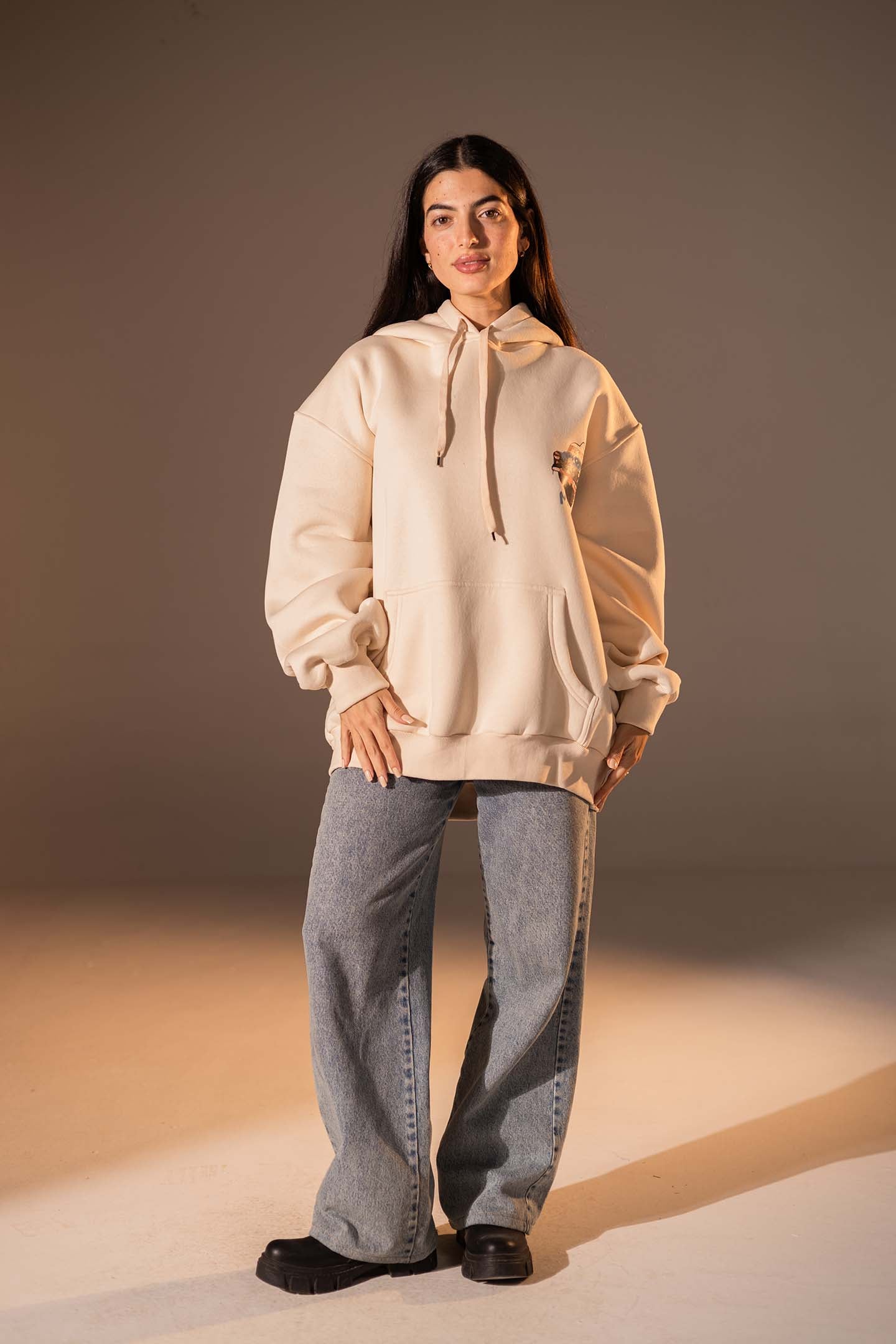 هودي واسع بطبعة تصميم بلون بيج