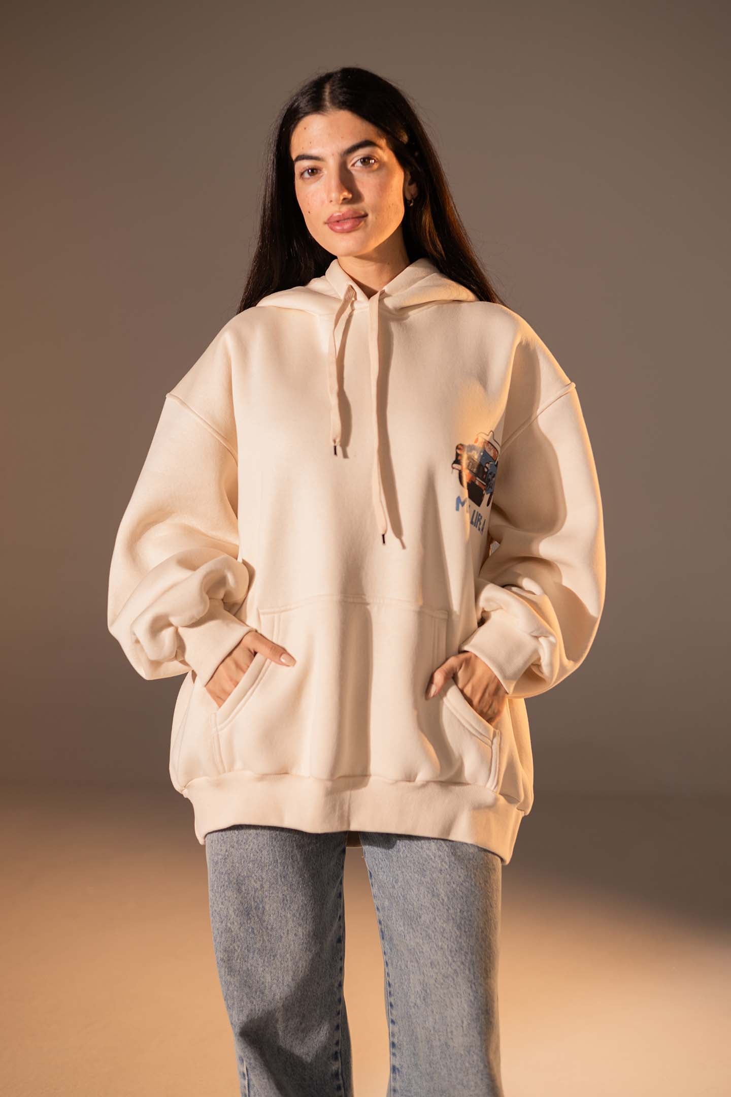 هودي واسع بطبعة تصميم بلون بيج