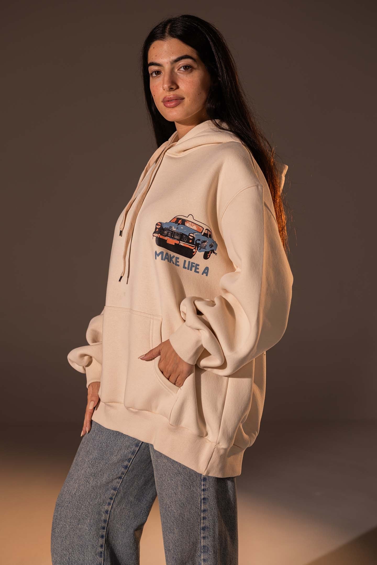 هودي واسع بطبعة تصميم بلون بيج