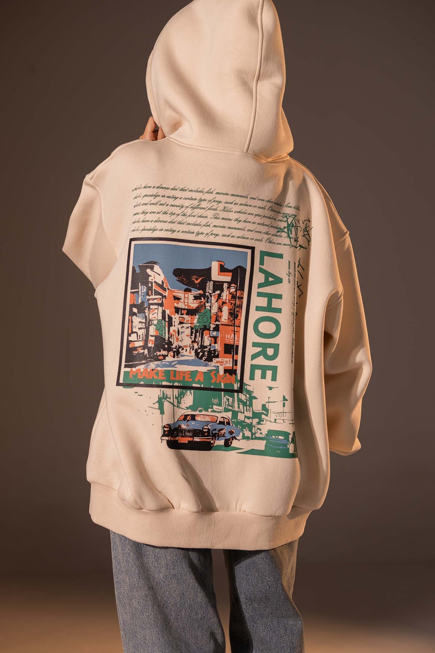 هودي واسع بطبعة تصميم بلون بيج