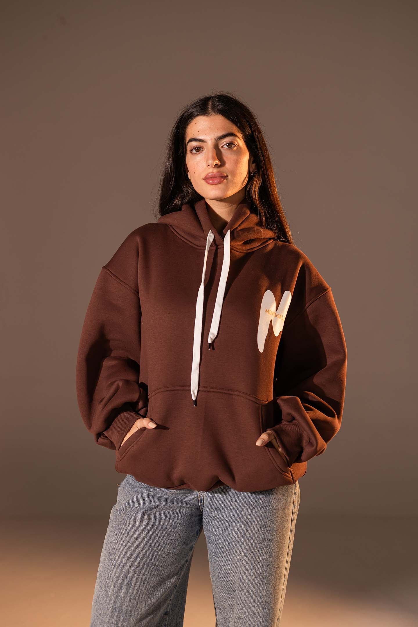 هودي واسع بطبعة تصميم بلون بني