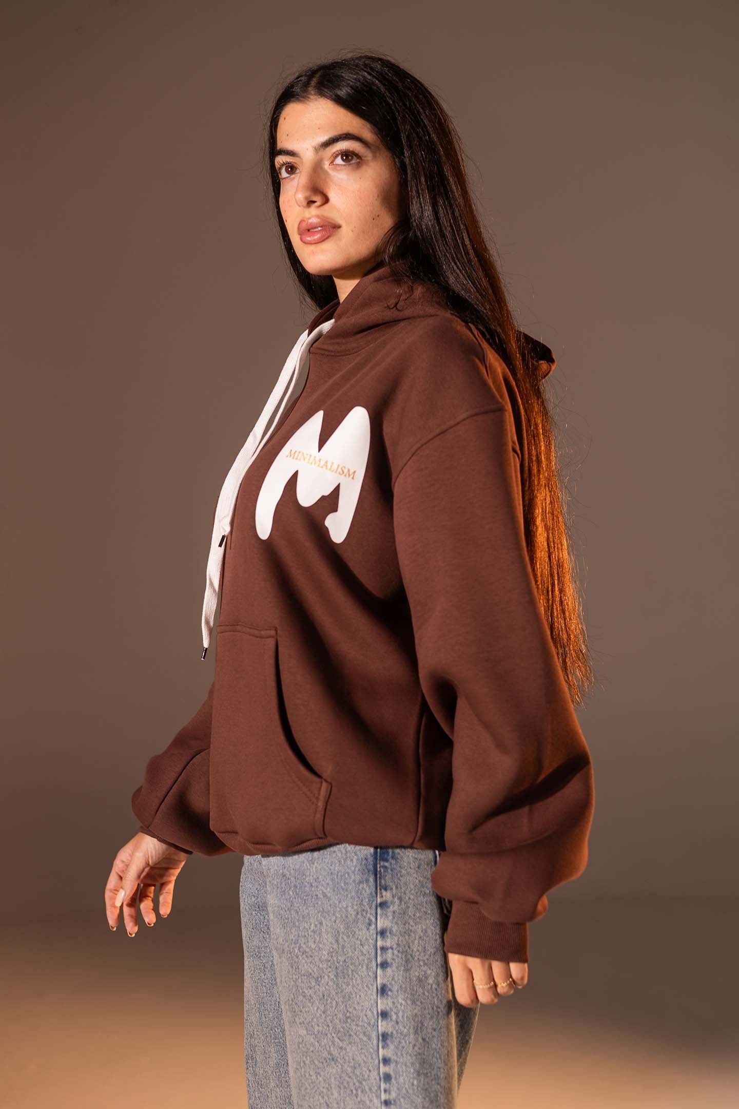 هودي واسع بطبعة تصميم بلون بني