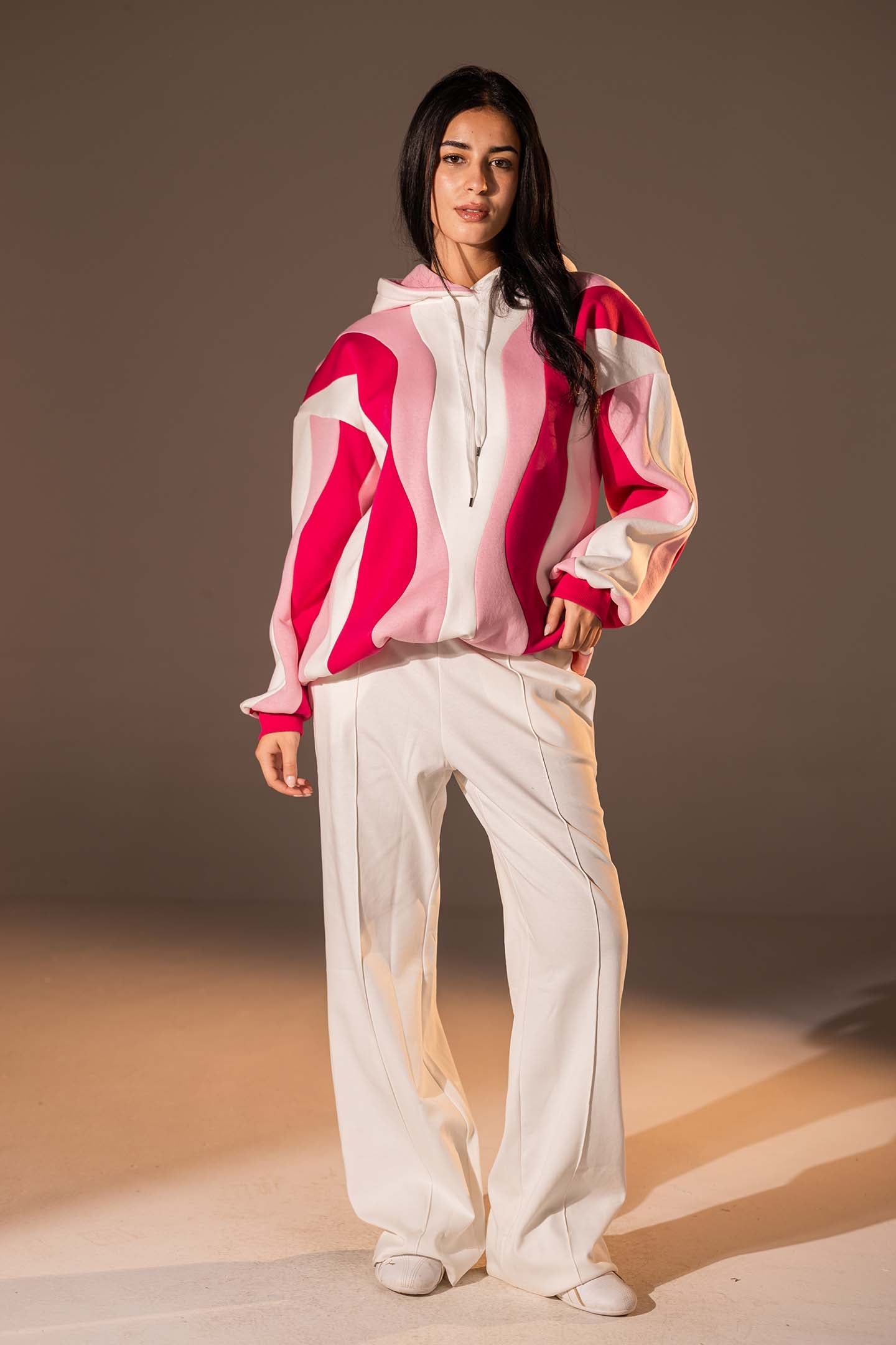 هودي بطبعة أمواج تجريدية بلون وردي