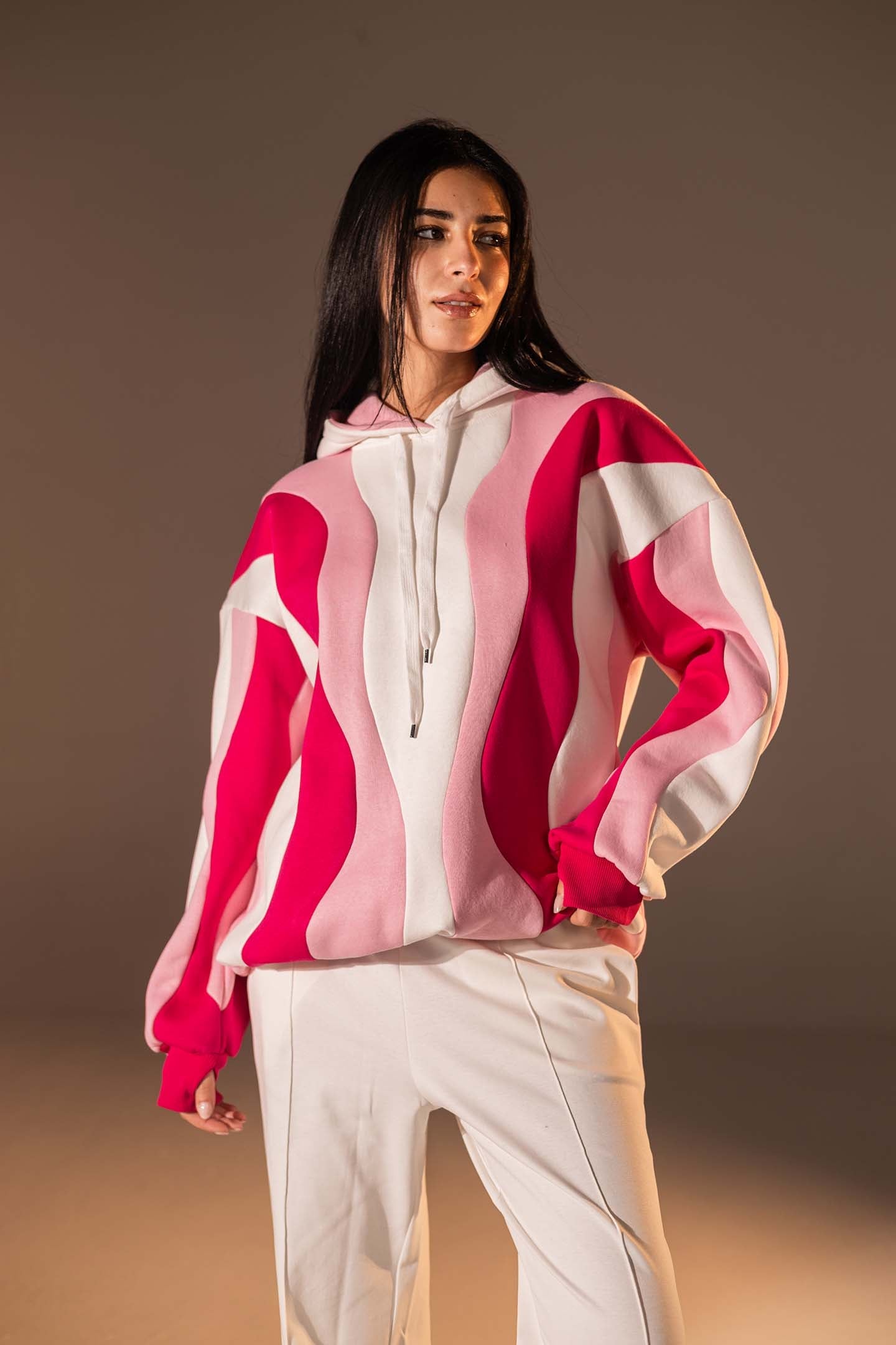 هودي بطبعة أمواج تجريدية بلون وردي