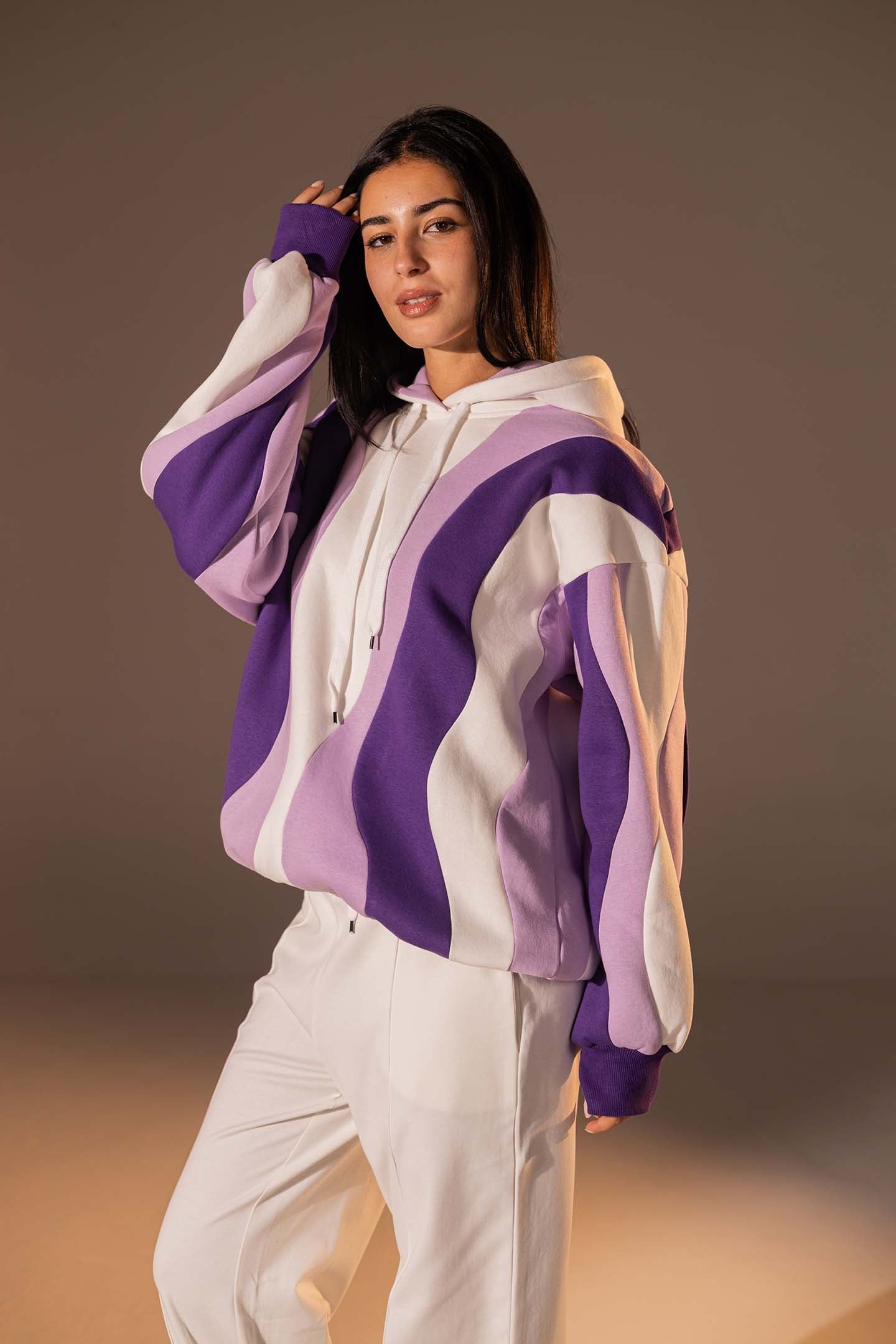 هودي بطبعة أمواج تجريدية بلون موف