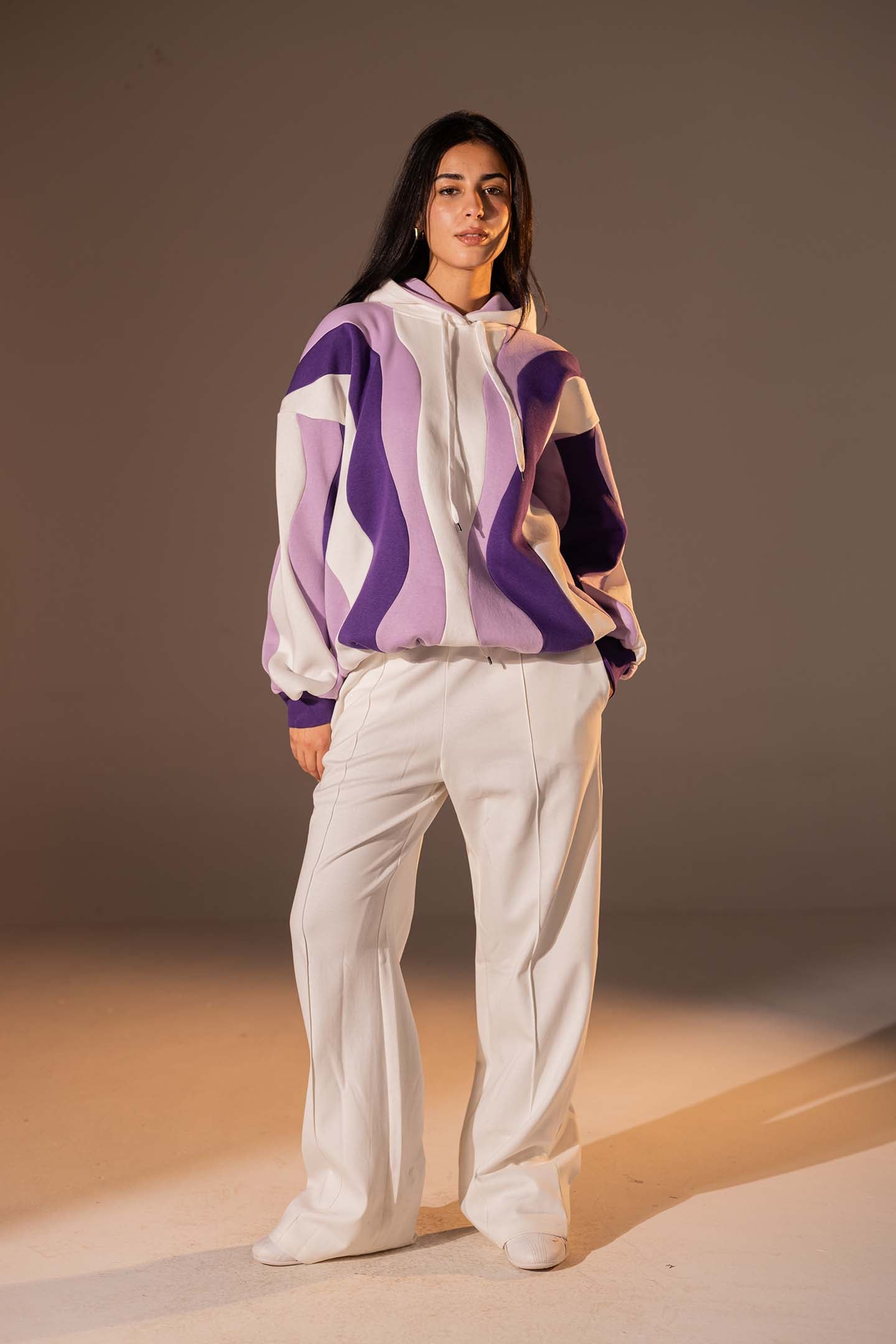 هودي بطبعة أمواج تجريدية بلون موف