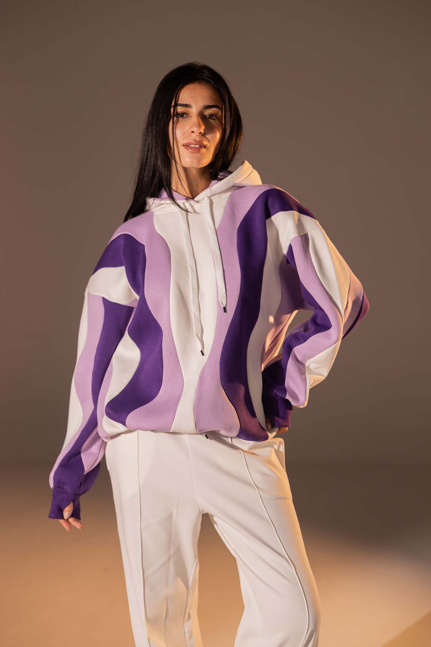 هودي بطبعة أمواج تجريدية بلون موف