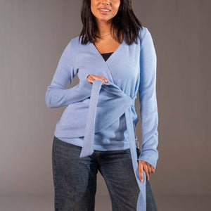 سويتر صوف أزرق بتصميم ملفوف