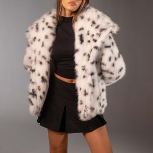 معطف فرو صناعي أبيض بطبعة حيوانات