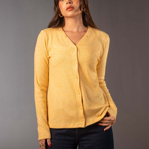 توب صوف محاك أصفر مع شال قابل للإزالة