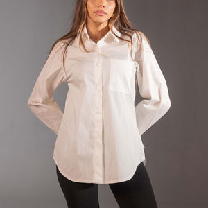 قميص قطن ابيض بقَصّة قياسية