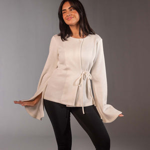 توب لف محاك ناعم باللون الأبيض مع أكمام واسعة