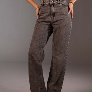 جينز رمادي بخصر عالٍ وقَصّة مستقيمة