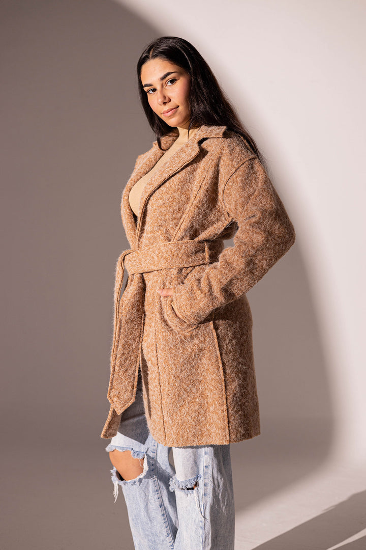 معطف قهوة مع حزام