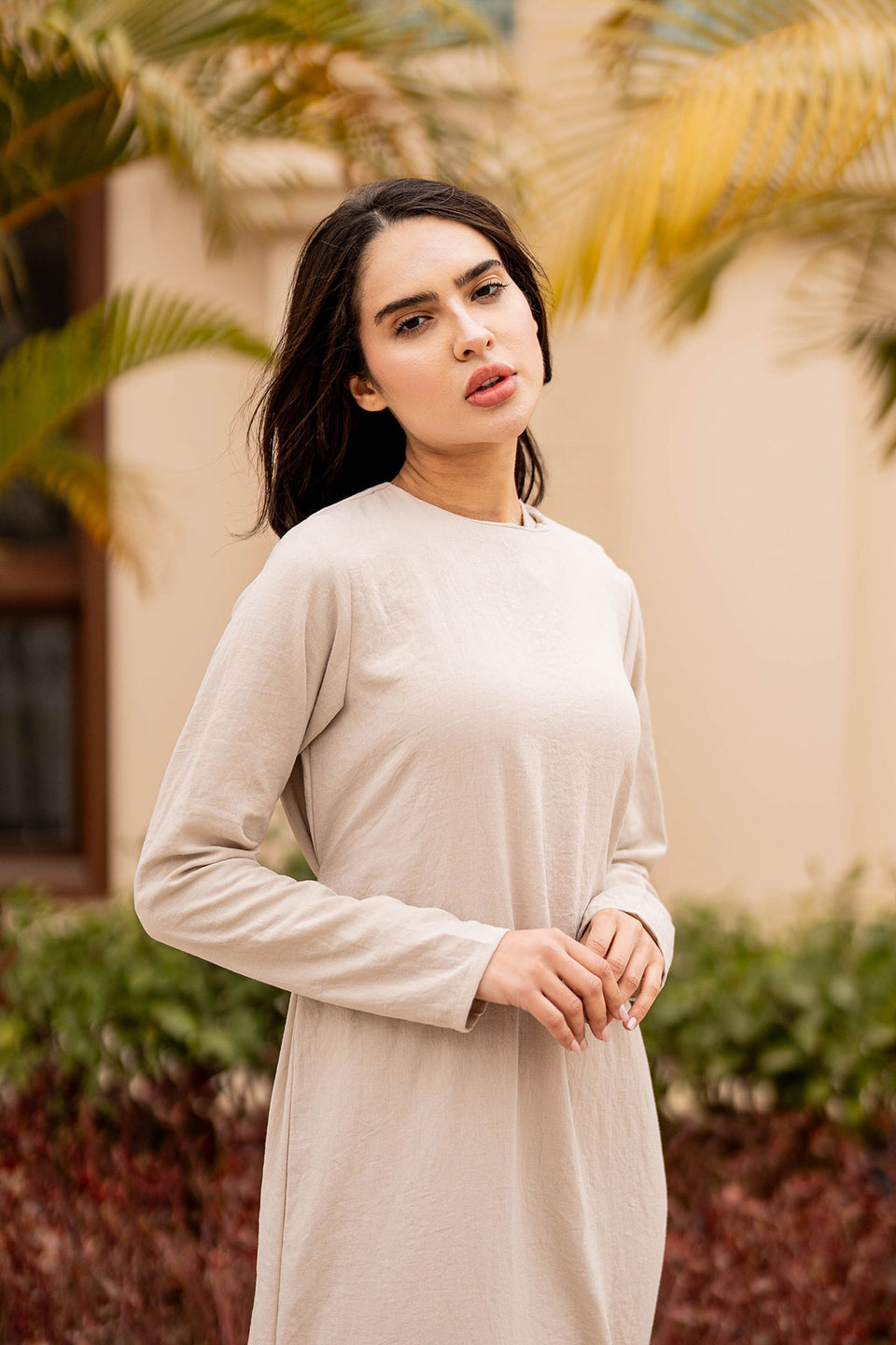 فستان فضفاض باللون البيج مع حزام