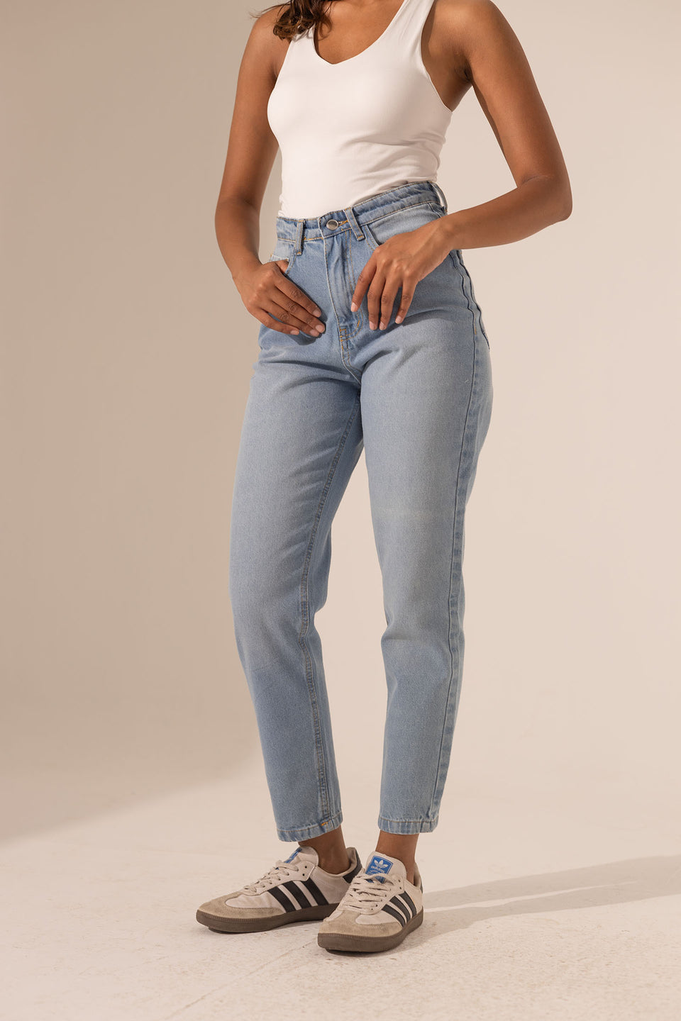 Light Jeans High-Waisted Mom Fit