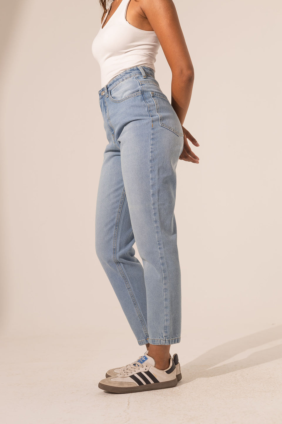 Light Jeans High-Waisted Mom Fit