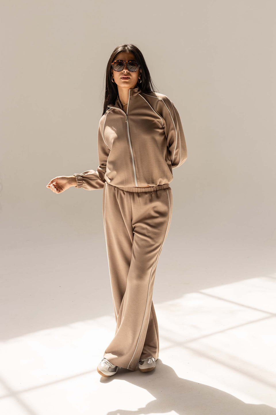 طقم ترينك مودال بيج بخط جانبي – أناقة بسيطة وراحة تدوم