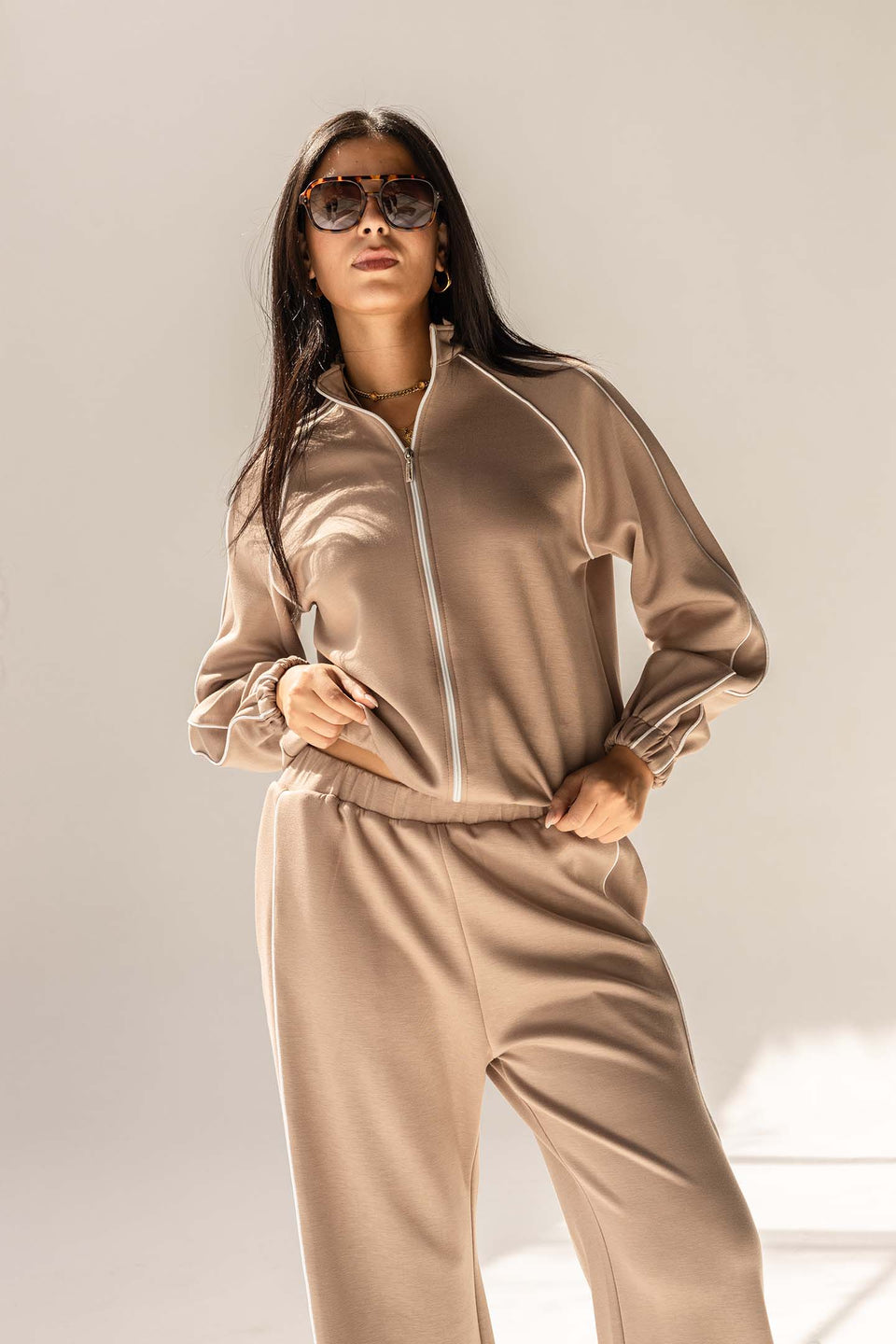 طقم ترينك مودال بيج بخط جانبي – أناقة بسيطة وراحة تدوم